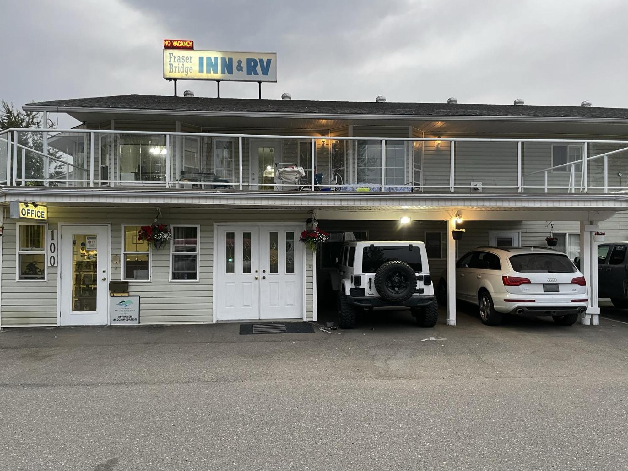 Fraser Bridge Inn Quesnel Εξωτερικό φωτογραφία